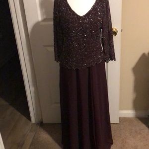 Formal dress with 3/4 sleeves